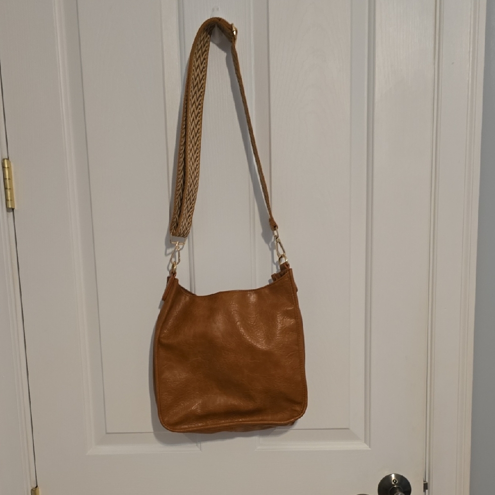 Elegant Tan Leather Shoulder Bag